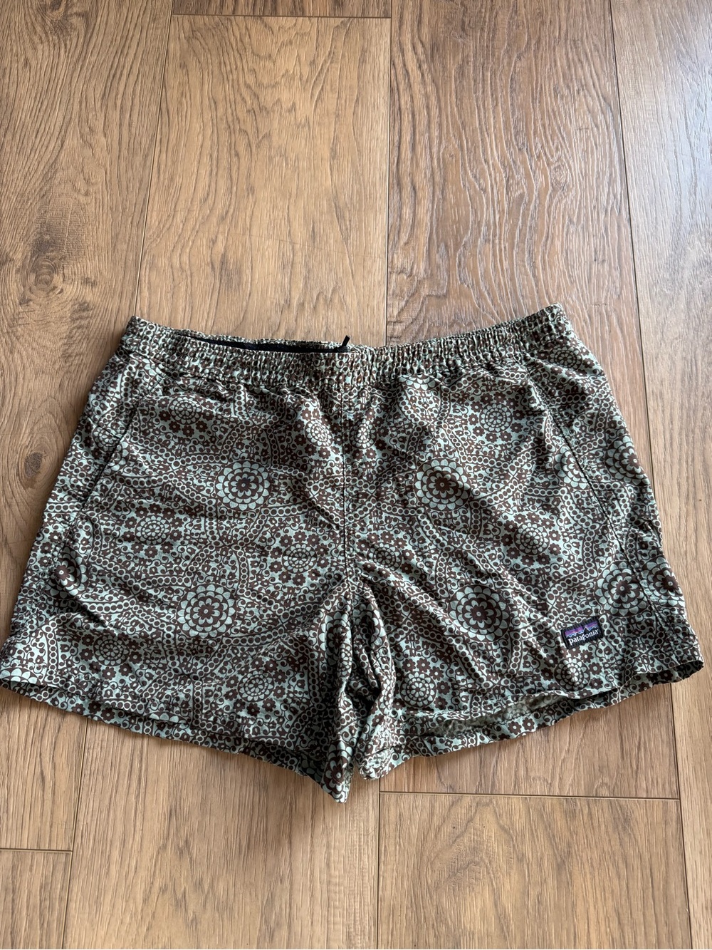 PATAGONIA Women’s Baggies Olive Green Geometric Elastic-Waist Athletic Shorts